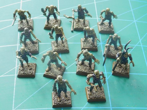 Figure plastica dipinte - in,